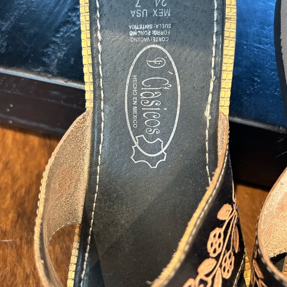 Leather Thong Style Sandals - Picture 3 of 4